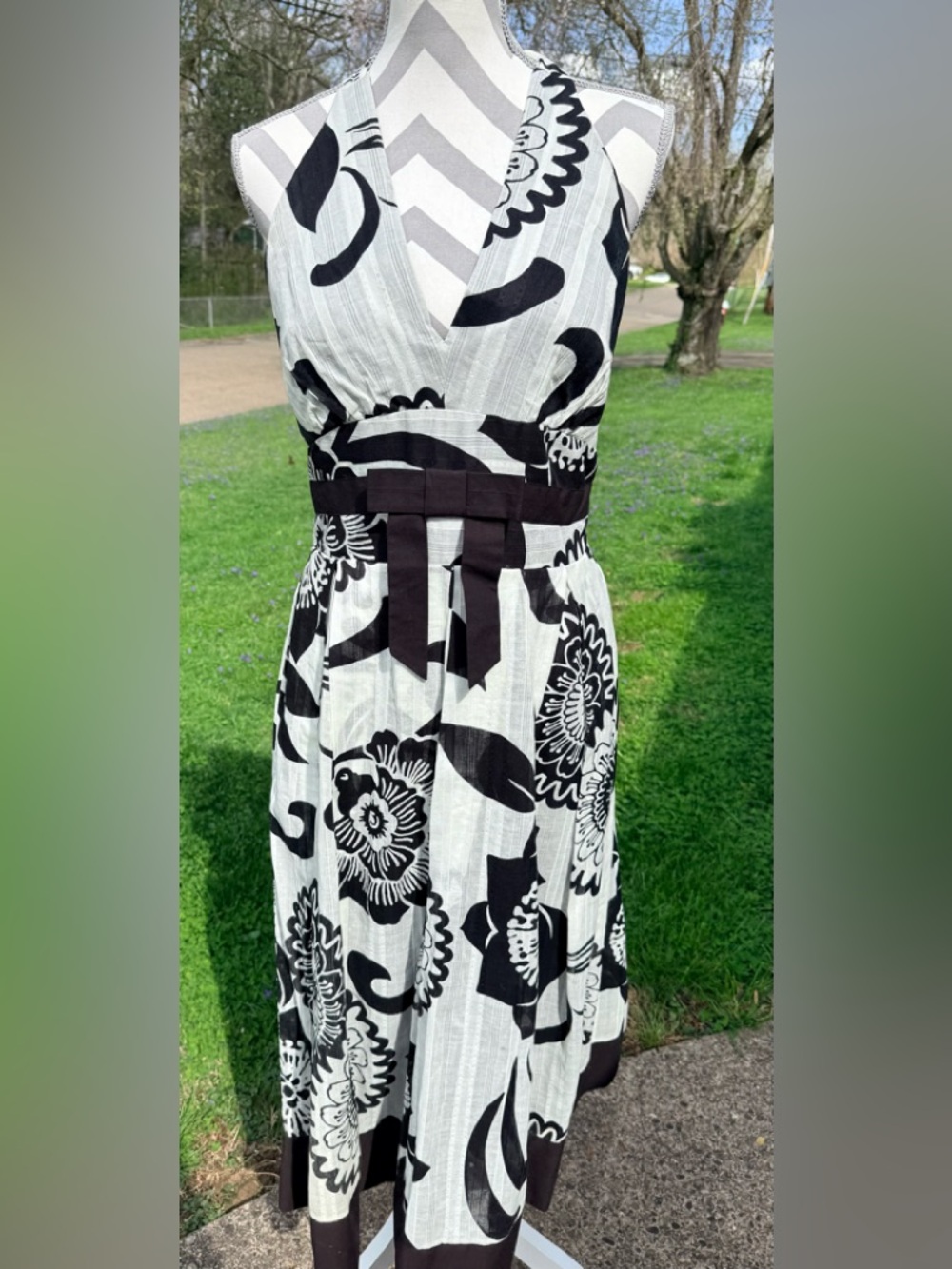 Signature Sleeveless V-Neck Black & White Floral Midi Dress Sz. 8 EUC